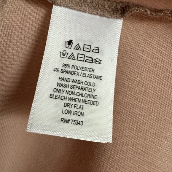 New Tahari long sleeves blouse with chain detail front pink/beige - Picture 4 of 5